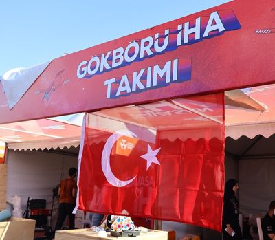 Çadır önü bayraklı